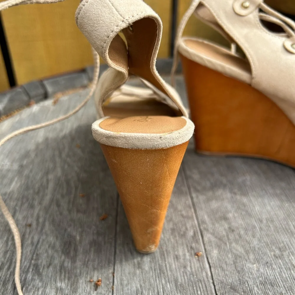 Sz-7 to 7.5 Quipid brand w/ tie up straps. Golden band at toe & faux wood wedge - Picture 11 of 11